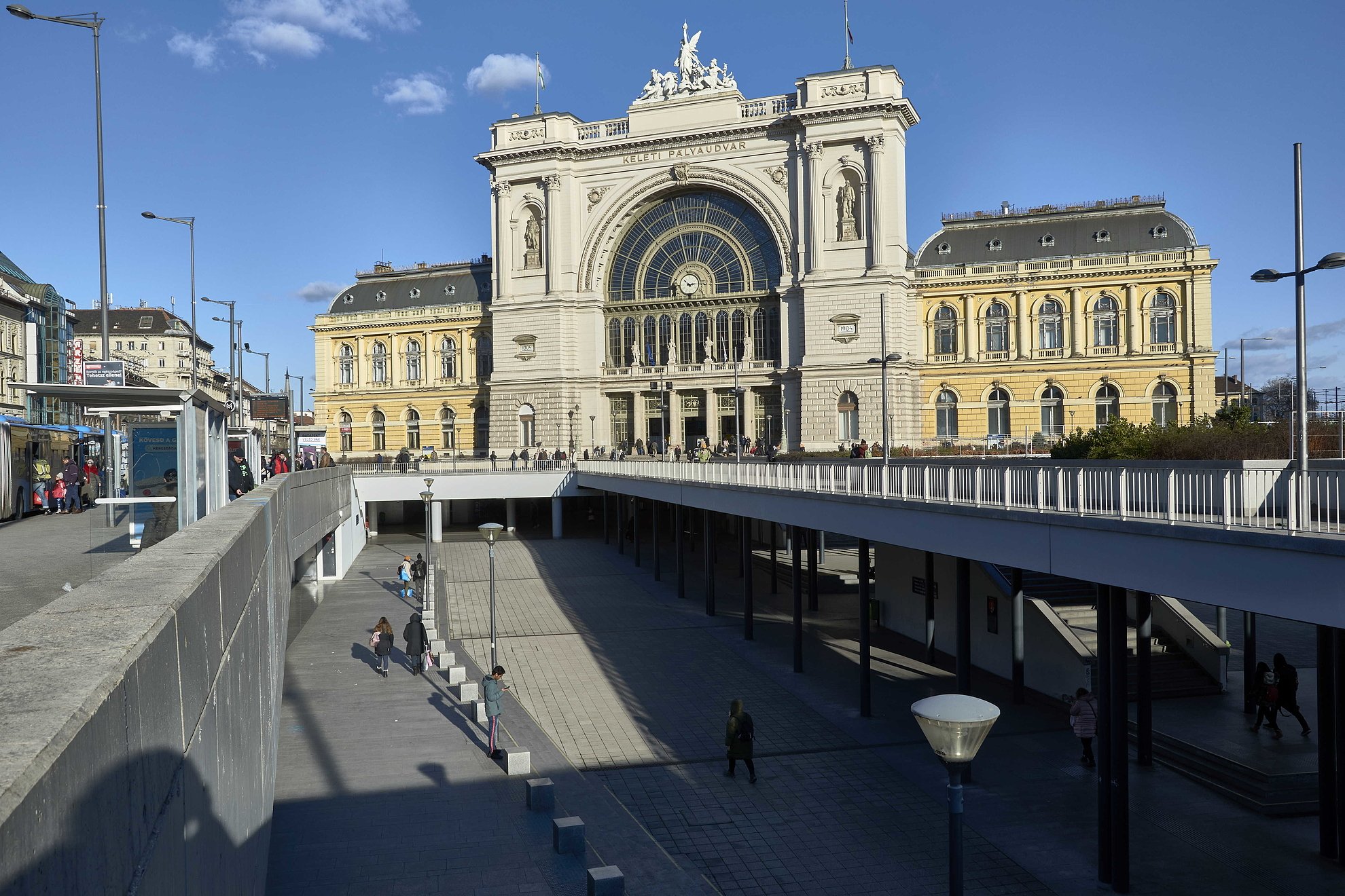 Hatalmas riadalom a Keletiben: füstölni kezdett egy vonat, több száz embert kellett leterelni a szerelvényről