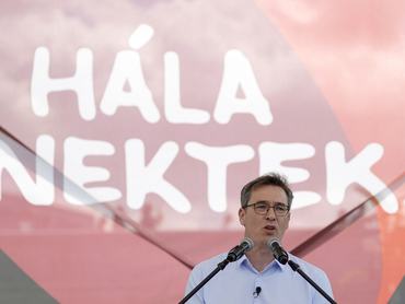 Budapest, 2026. május 9.
Karácsony Gergely főpolgármester beszédet mond a Hála nektek! címmel rendszerzáró rendezvényként meghirdetett programon a Lánchíd pesti hídfőjénél, az Id. Antall József rakparton az új Országgyűlés alakuló ülésének napján, 2026. május 9-én.
MTI/Kocsis Zoltán