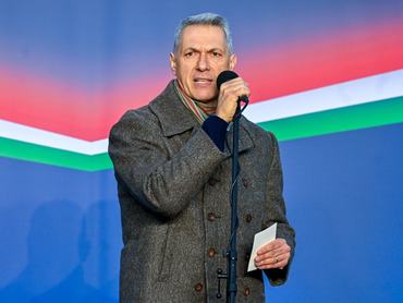 Szentes, 2026. április 1.Lázár János építési és közlekedési miniszter beszédet mond Orbán Viktor miniszterelnök, a Fidesz elnöke országjárásának szentesi állomásán, a Kossuth téren 2026. április 1-jén.MTI/Máthé Zoltán