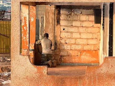 A Malian soldier stands in position with his weapon during an attack on Mali's main military base Kati outside the capital Bamako, Mali April 25, 2026. REUTERS/Stringer     TPX IMAGES OF THE DAY