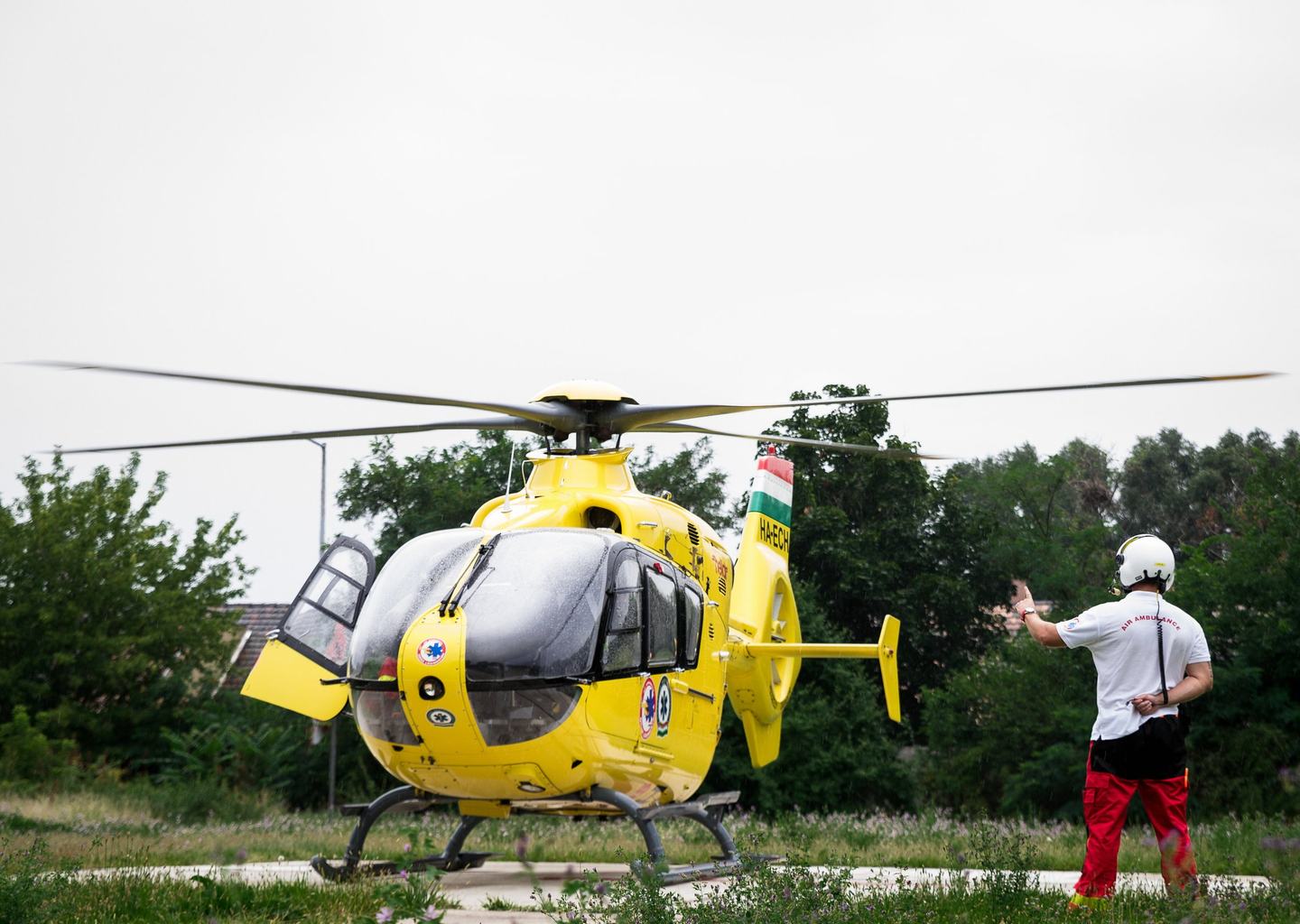 Mentőhelikopter készül felszállásra egy gyakorlat során
