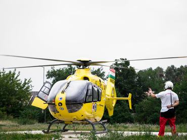 Mentőhelikopter készül felszállásra egy gyakorlat során