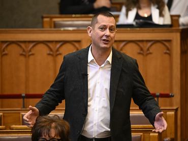 Molnár Zsolt, az MSZP képviselõje napirend elõtt szólal fel az Országgyûlés plenáris ülésén 2025. október 6-án.MTI/Szigetváry Zsolt