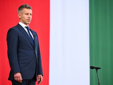 Budapest, 2026. május 9.
Magyar Péter miniszterelnök, a Tisza Párt elnöke a párt egész napos „rendszerváltó népünnepély” elnevezésű rendezvényén az Országház előtti Kossuth Lajos téren az új Országgyűlés alakuló ülésének napján, 2026. május 9-én.
MTI/Purger Tamás
