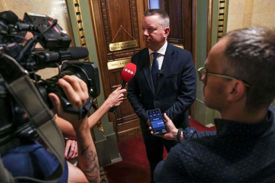 Ruhaárusként vádolják a belügyminisztert, pedig megüzente: előbb a bérrendezés jön