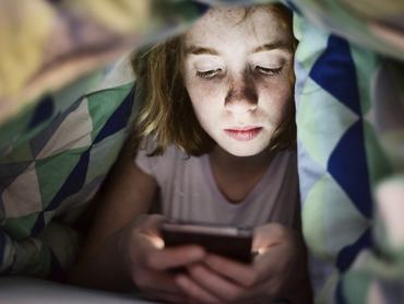 MÃ¤dchen, teenager,mit smatphone nachts unter der Bettdecke, KÃ¶ln, Nordrhein-Westfalen, Deutschland