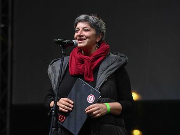 Budapest, 2022. október 23. Törley Katalin, a Tanítanék Mozgalom egyik alapítója beszédet mond az ADOM Diákmozgalom és a Pedagógusok Demokratikus Szakszervezete (PDSZ) által a pedagógusokért meghirdetett szolidaritási tüntetésen a Mûegyetem rakparton 2022. október 23-án.MTI/Koszticsák Szilárd