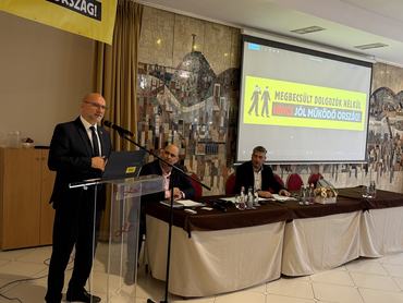 Zlati Róbert, a MASZSZ elnöke beszél egy konferencián